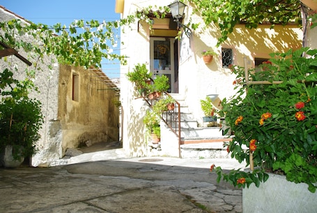 Courtyard. B&B Le Due Lanterne