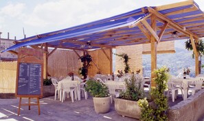 Déjeuner et dîner servis sur place, spécialités Cuisine locale