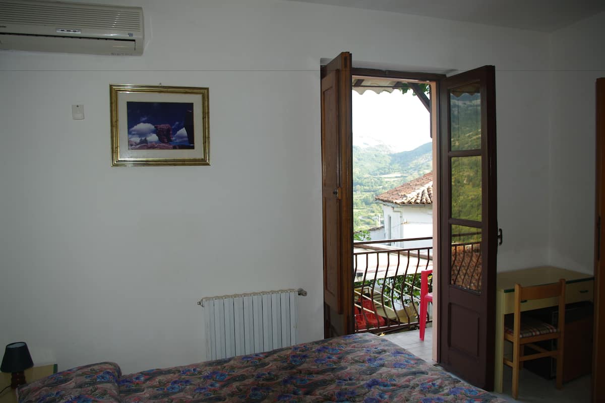 Camera Deluxe, 1 letto queen, balcone | Minibar, una cassaforte in camera, una scrivania, Wi-Fi gratuito