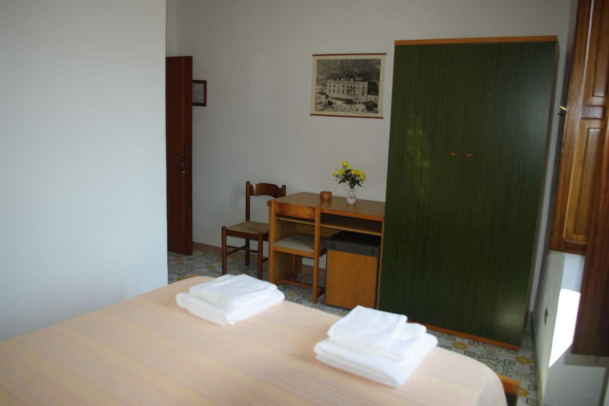 Camera Deluxe, balcone, vista mare | Minibar, una cassaforte in camera, una scrivania, Wi-Fi gratuito