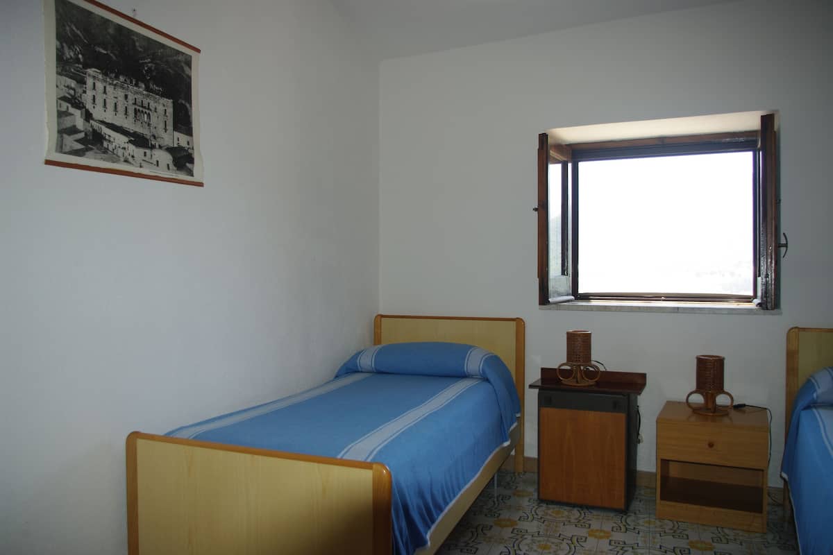 Camera Classic con letto matrimoniale o 2 letti singoli, vista montagna | Minibar, una cassaforte in camera, una scrivania, Wi-Fi gratuito