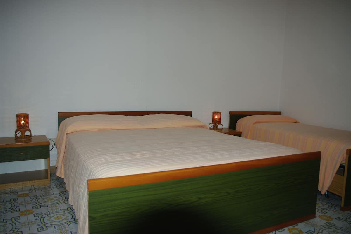 Quadrupla Classic, letti multipli, vista montagna | Minibar, una cassaforte in camera, una scrivania, Wi-Fi gratuito