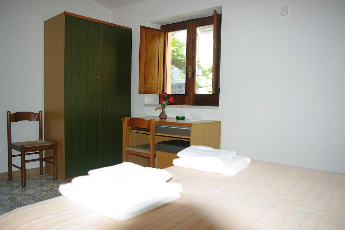 Camera Classic con letto matrimoniale o 2 letti singoli | Minibar, una cassaforte in camera, una scrivania, Wi-Fi gratuito