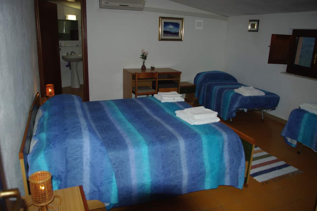 Quadrupla Classic, vista montagna | Minibar, una cassaforte in camera, una scrivania, Wi-Fi gratuito