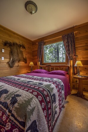 1 bedroom, internet, bed sheets, wheelchair access - Mica Mountain Lodge & Bear at Mt Robson Park near Jasper National Park (Tête Jaune Cache)