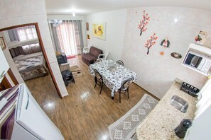 Apartamento standard, acessível, para fumantes | Cozinha privada | Geladeira, micro-ondas, cooktop, talheres/pratos/utensílios de cozinha