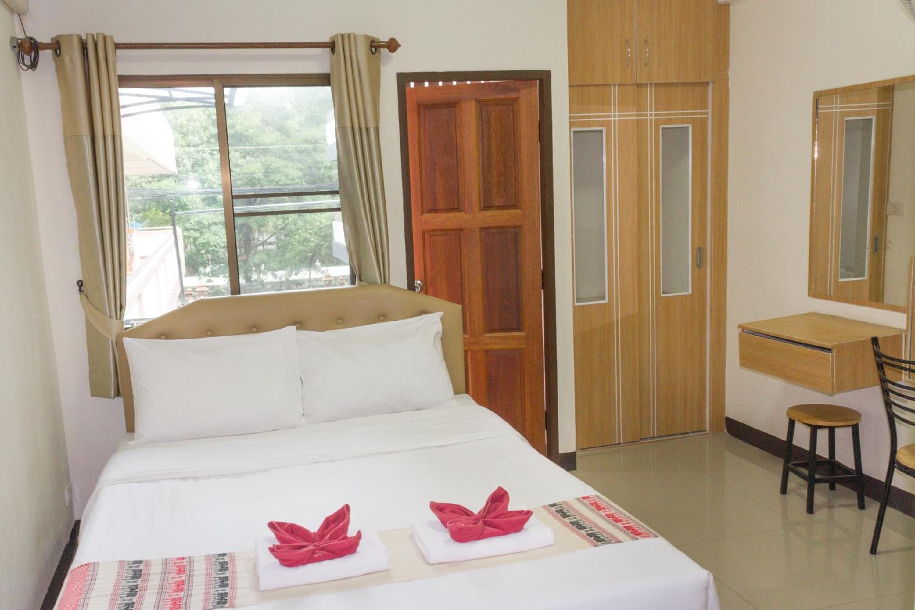 minibar, desk, free wifi