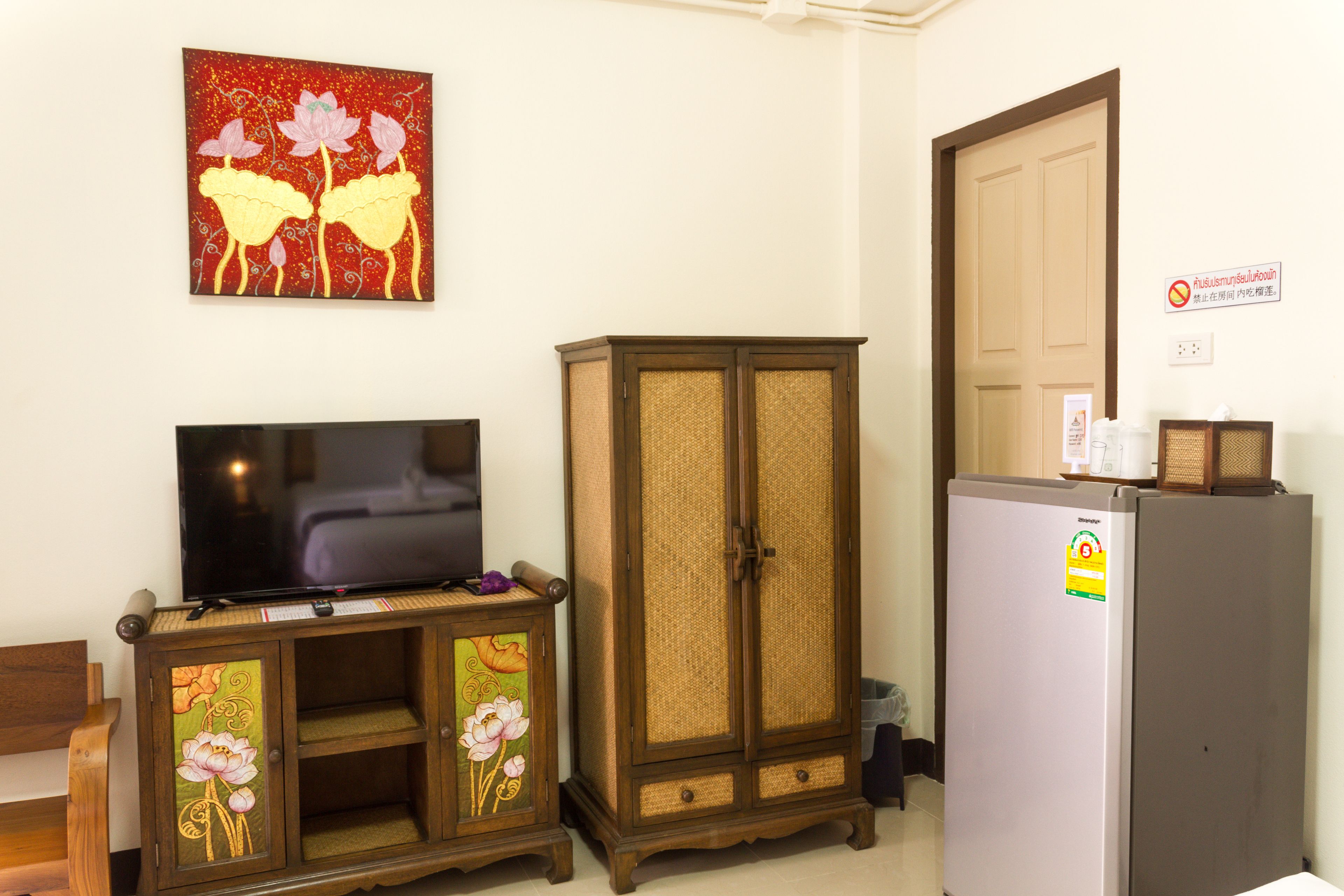 superior twin room | living area | 20-inch flat-screen tv with cable channels, tv