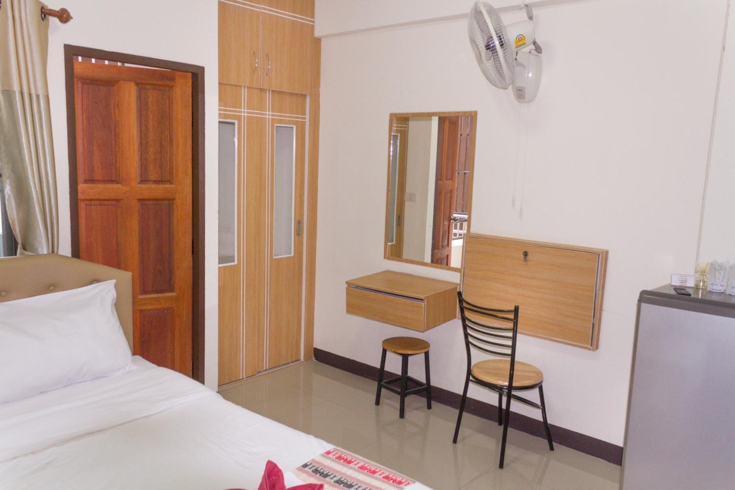 minibar, desk, free wifi