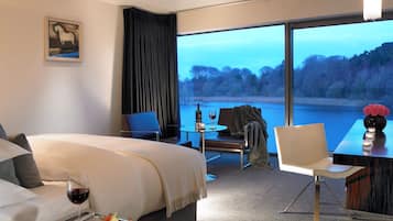 Deluxe Double or Twin Room, 1 King Bed, River View | 1 bedroom, pillowtop beds, in-room safe, desk