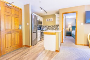 Fridge, microwave, oven, stovetop - Aspens #242 Prime Ski-in Ski-out Location! Pool, Hot tubs, BBQ, sleeps 8 (Whistler)