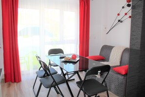 Dining - Red Studio with private patio, 200 meters, 3 min by foot Beach of Peniche (Peniche)