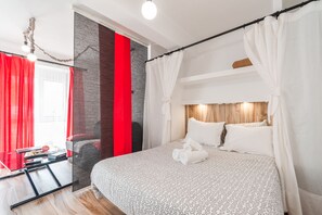 1 bedroom, iron/ironing board, WiFi, bed sheets - Red Studio with private patio, 200 meters, 3 min by foot Beach of Peniche (Peniche)