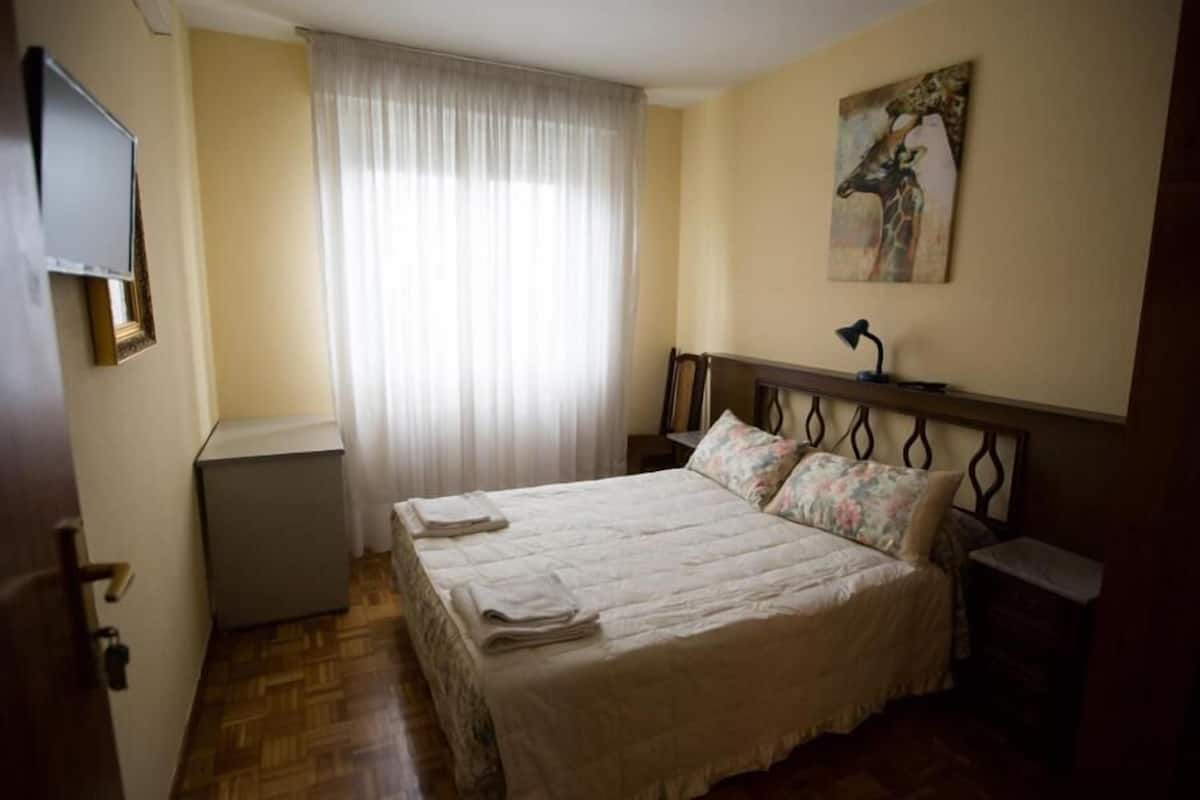 Triple Room, Private Bathroom (with extra bed) | Desk, iron/ironing board, free WiFi, bed sheets