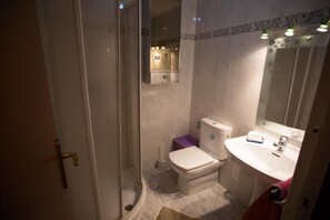 Shower, free toiletries, hair dryer, towels - Pension Mari Asun (Pamplona)