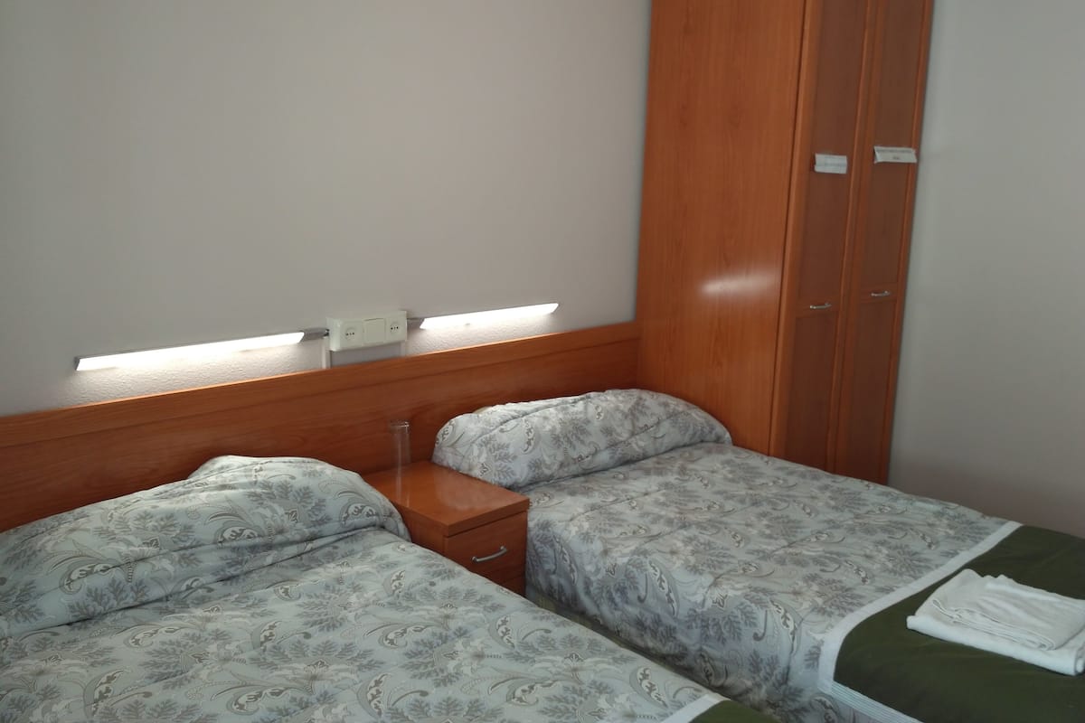 Twin Room, Shared Bathroom | Desk, iron/ironing board, free WiFi, bed sheets