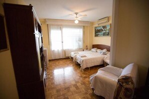 Triple Room, Private Bathroom (with extra bed) | Desk, iron/ironing board, free WiFi, bed sheets - Pension Mari Asun (Pamplona)