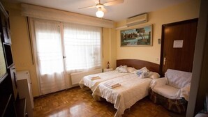Triple Room, Private Bathroom (with extra bed) | Desk, iron/ironing board (on request), WiFi (free), bed sheets - Pension Mari Asun (Pamplona)