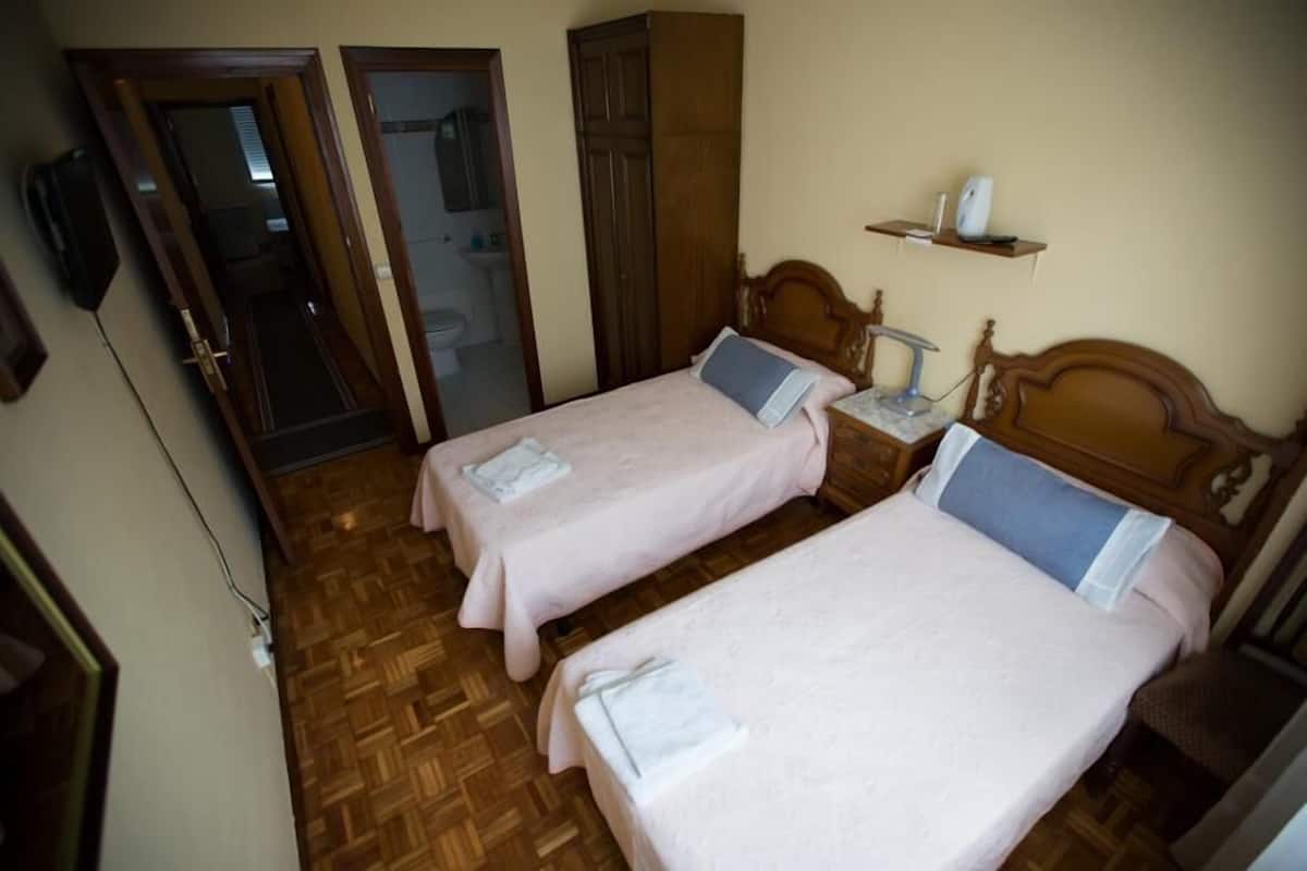 Twin Room, Private Bathroom | Desk, iron/ironing board, free WiFi, bed sheets