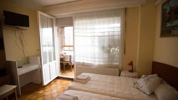 Værelse til 3 personer - privat badeværelse (with extra bed) | Skrivebord, strygejern/strygebræt, gratis Wi-Fi, sengetøj