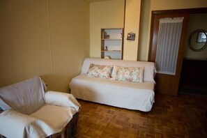 Triple Room, Private Bathroom (with extra bed) | Living room | TV - Pension Mari Asun (Pamplona)