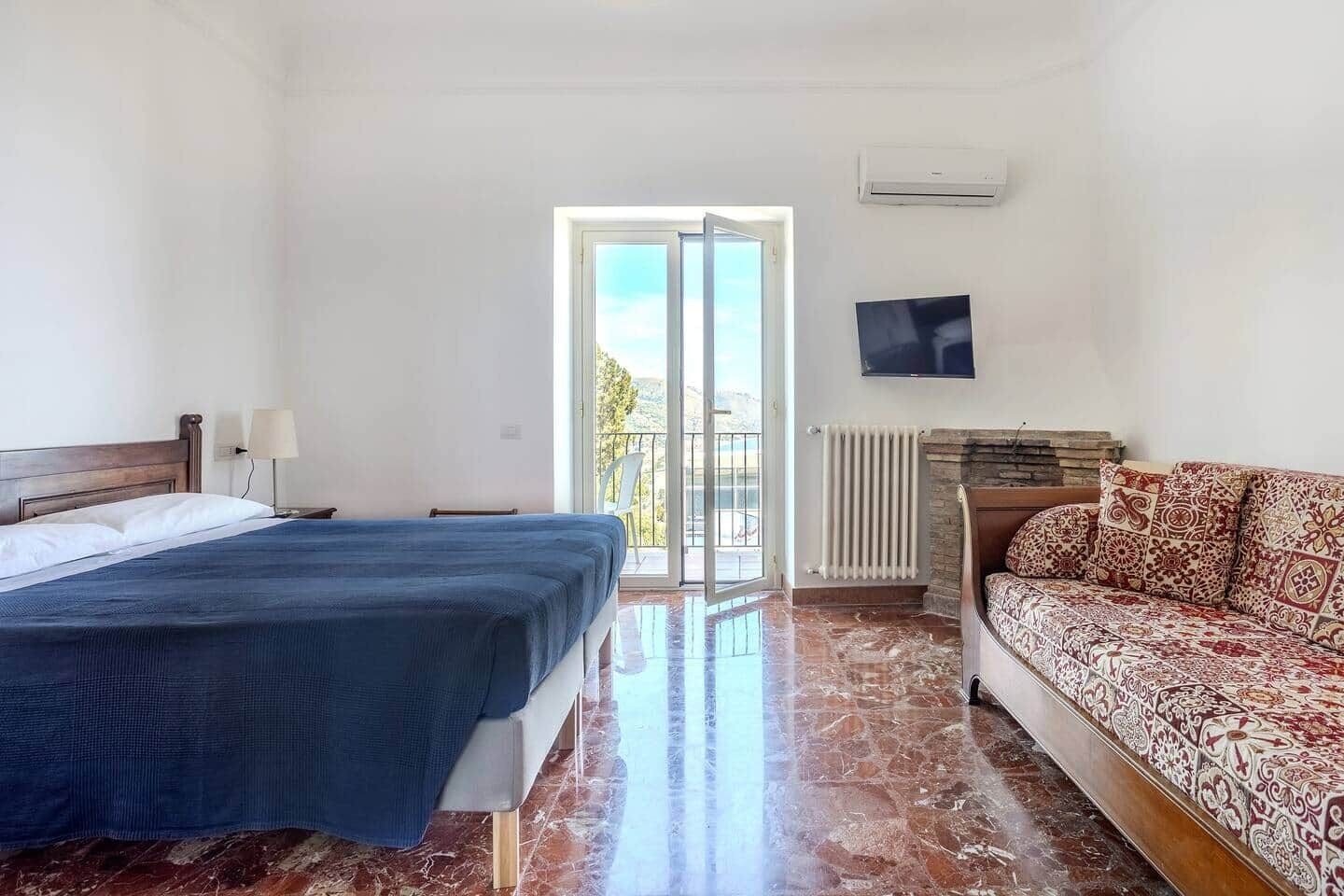 5 chambres, fer et planche à repasser, Wi-Fi, draps fournis