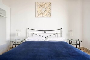 5 bedrooms, iron/ironing board, WiFi, bed sheets