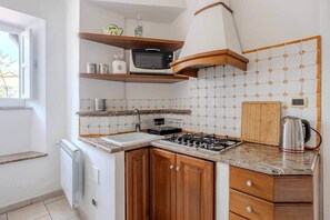 Refrigerador, microondas, parrilla de estufa y cafetera y tetera 