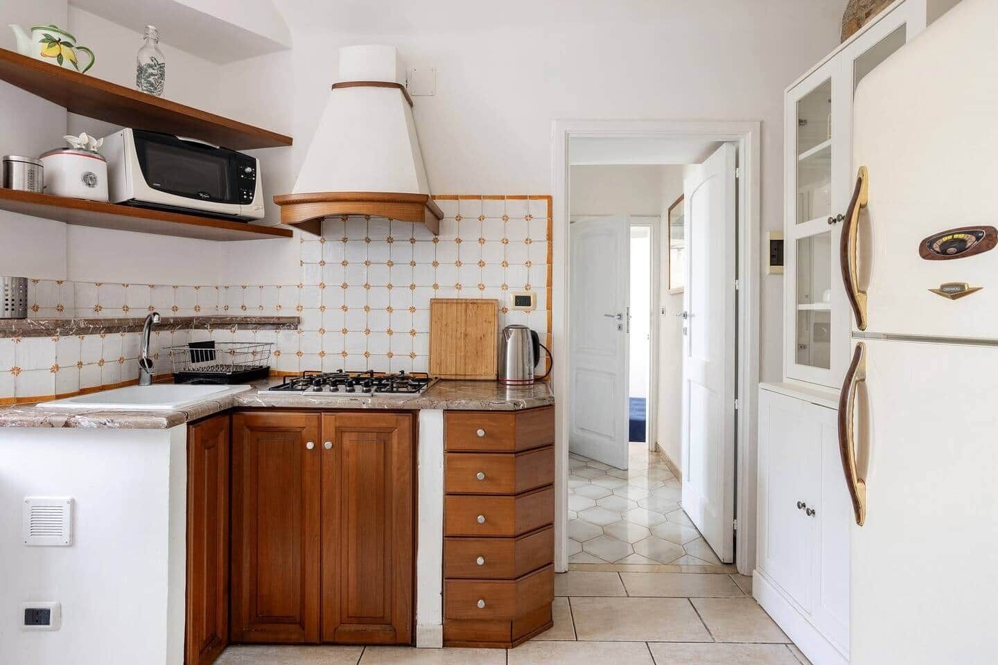 Réfrigérateur, micro-ondes, plaque de cuisson, cafetière/bouilloire