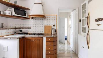 Réfrigérateur, micro-ondes, plaque de cuisson, cafetière/bouilloire