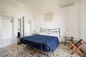 5 habitaciones, tabla de planchar con plancha, wifi y ropa de cama 