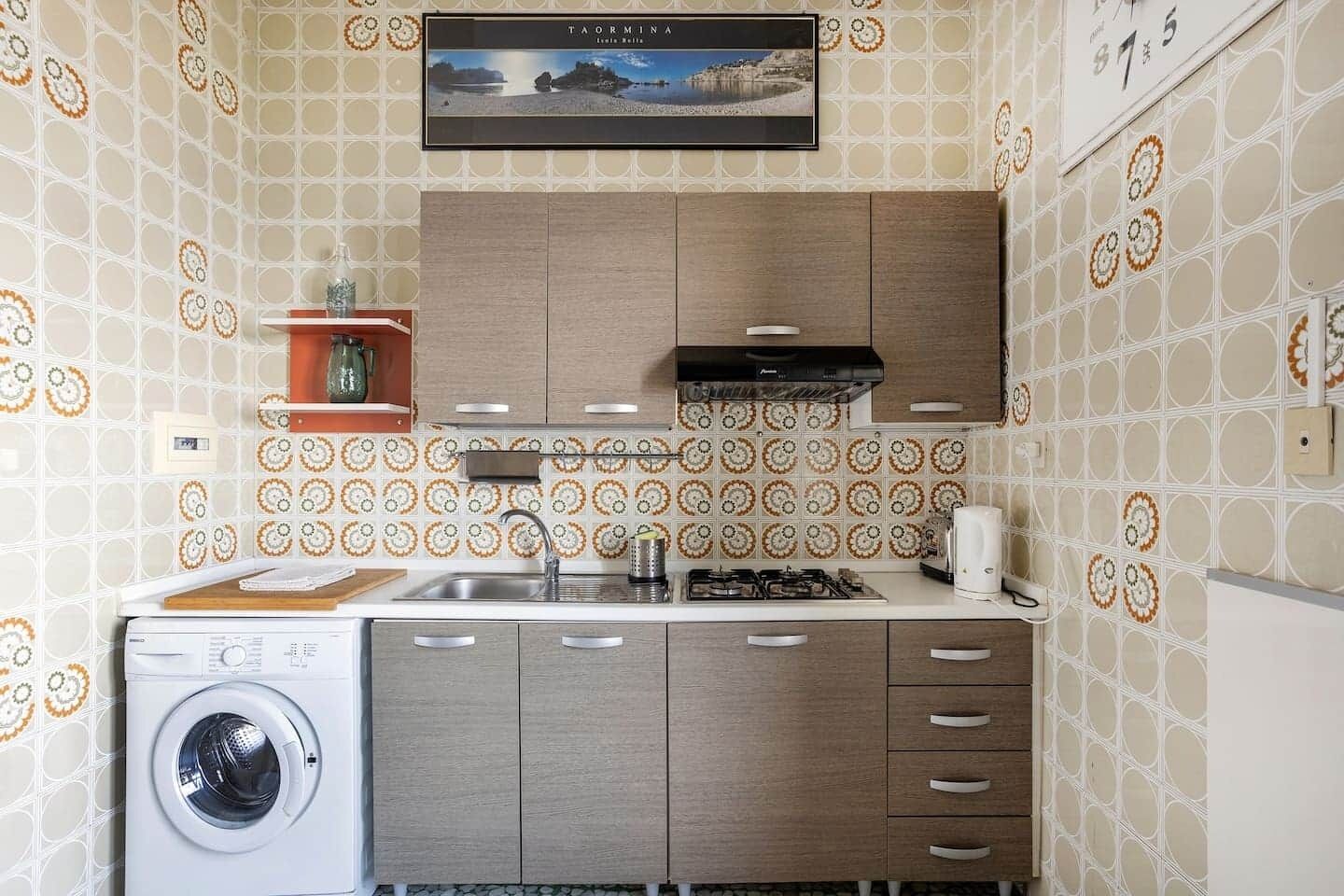 Réfrigérateur, micro-ondes, plaque de cuisson, cafetière/bouilloire