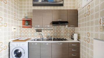 Réfrigérateur, micro-ondes, plaque de cuisson, cafetière/bouilloire
