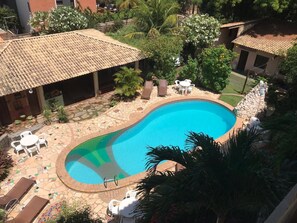 Una piscina al aire libre
