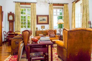 Unclassified image, 5 of 39, button