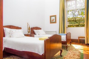 5 bedrooms, desk, iron/ironing board, WiFi