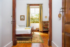 5 Schlafzimmer, Schreibtisch, Bügeleisen/Bügelbrett, WLAN