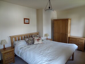 kingsize bed in master bedroom