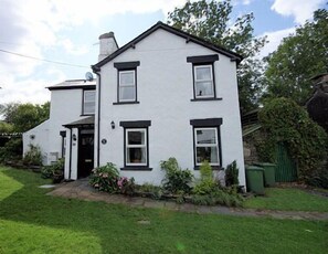 Exterior - Detached cottage in the popular Lakeland village of Staveley, nr Windermere FREE WiFi (KENDAL)