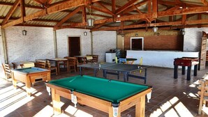 A recreational area with pool tables, a ping pong table, and a bar area. - Icarai Palace Hotel e Pousada (Poços de Caldas)