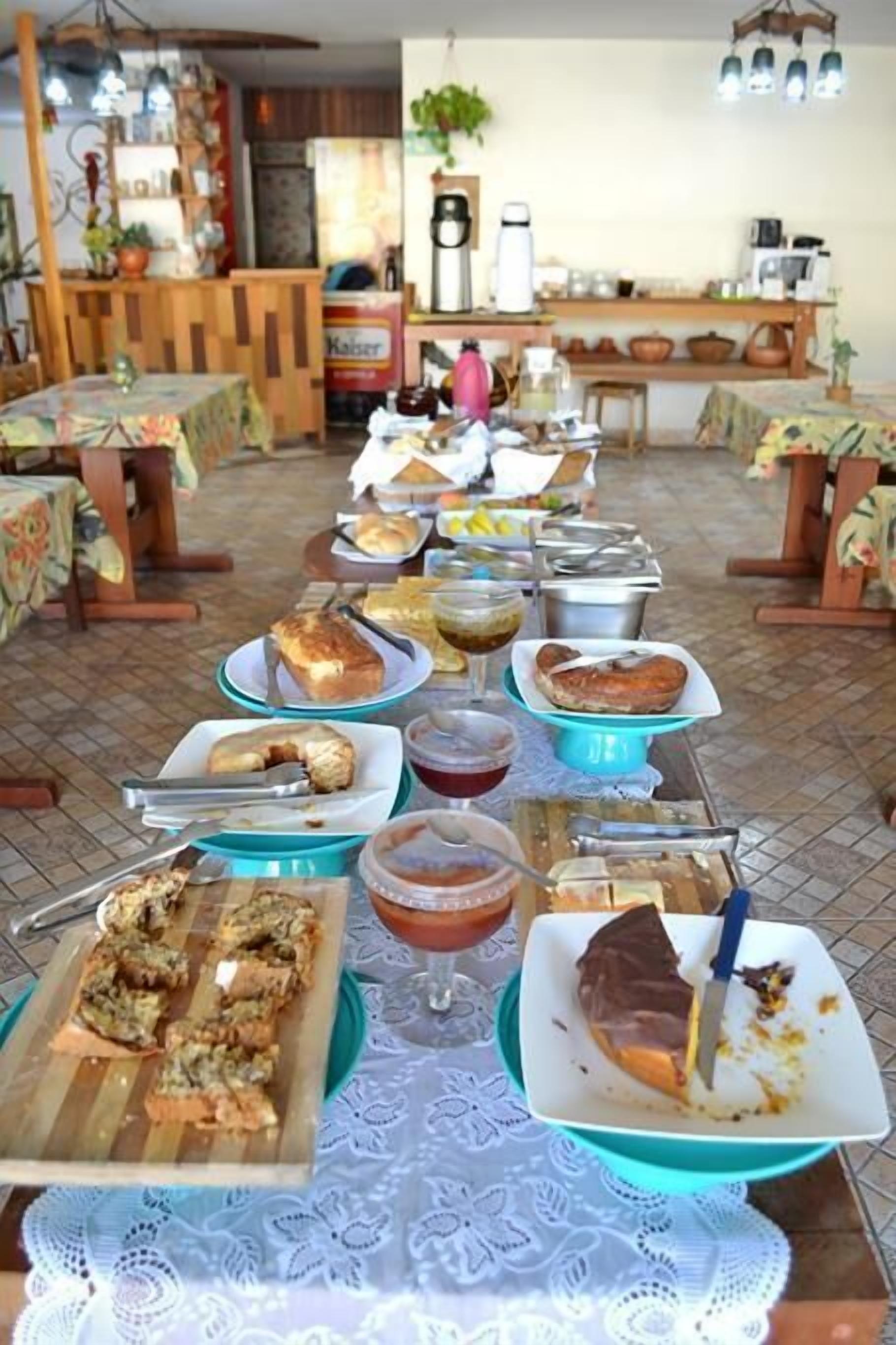 Café da manhã com pratos da culinária local grátis todos os dias