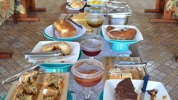 Café da manhã com pratos da culinária local grátis todos os dias
