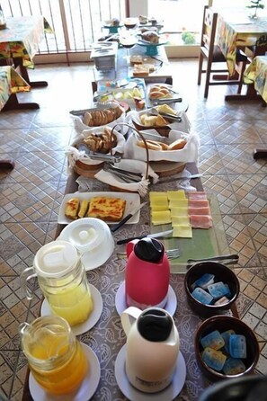 Ein reichhaltiges Frühstücksbuffet mit Speisen und Getränken.