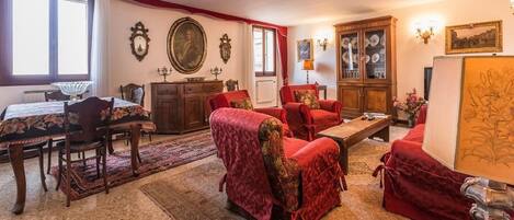 TV connectée, lecteur de DVD, livres