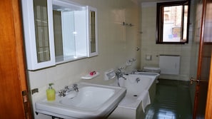 Ensemble douche/baignoire, sĂšche-cheveux, bidet, serviettes fournies