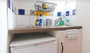 Kjøleskap, kokeplater, kaffetrakter/tekoker og vannkoker