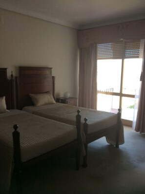 4 bedrooms, desk, soundproofing, iron/ironing board - Casa dos Oliva in Alcobaça (Alcobaça)