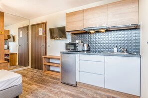 Studiosuite, 2 enkeltsenger, tekjøkken | Eget tekjøkken | Kjøleskap, mikrobølgeovn, ovn og kokeplater