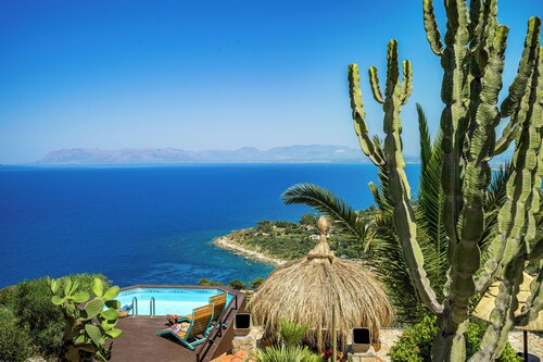 *PALMA DELLO ZINGARO* 

SPECTACULAR VIEW  *SPA*    *HEATED POOL*