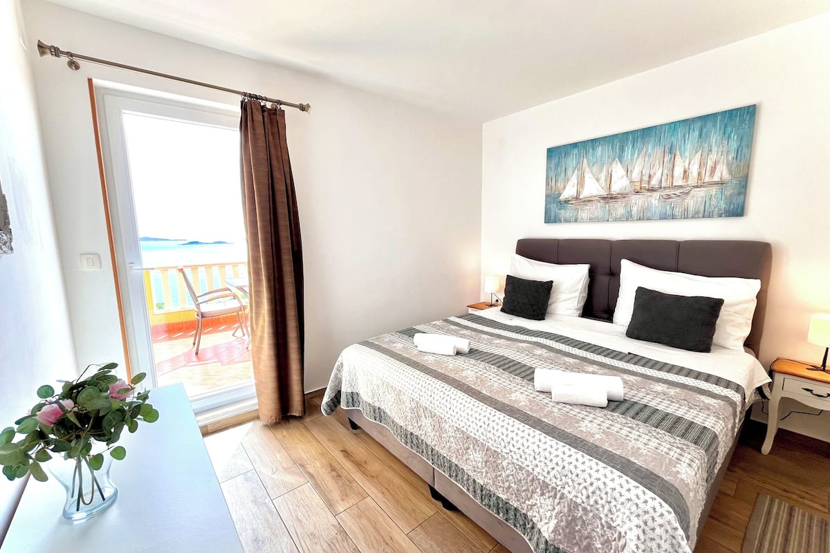 Desk, free WiFi, bed sheets